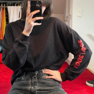 Cool collagetröja - Cool konsertliknande tröja från zara. Storlek large. 50kr. (Det är spegeln som är fläckig på bild 1, inte tröjan😋)