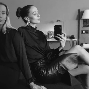 Skinnkjol zara  - Världens snyggaste skinnkjol från zara. Slits fram (och sidorna), hög midja. Slutsåld överallt. Passar en small!! 😍