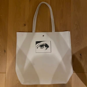 Calvin Klein Women Tote Bag - Jättesnygg vit Calvin Klein tote bag i silikonmaterial köpt second hand. Får perfekt plats med en skoldator och några böcker när vi äntligen får komma tillbaka 🥰💞 Köparen står för frakt :)
