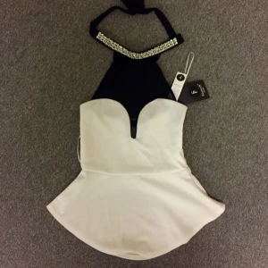  - helt ny oanvänd topp från nelly med prislapp kvar. dyrt inköp. 