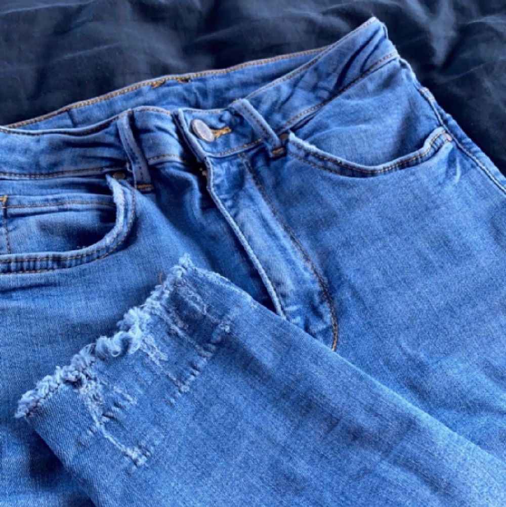 Jättefina och sköna jeans från Gina Tricot, använder inte längre tyvärr men sitter jättefint på rumpan och i midjan! Storlek 34 men dom passar mig jättebra och jag är 178cm lång och väger 60-65kg, stretchigt material. Om man köper dessa samt minst tre andra grejer från min sida blir frakten gratis 🤩. Jeans & Byxor.