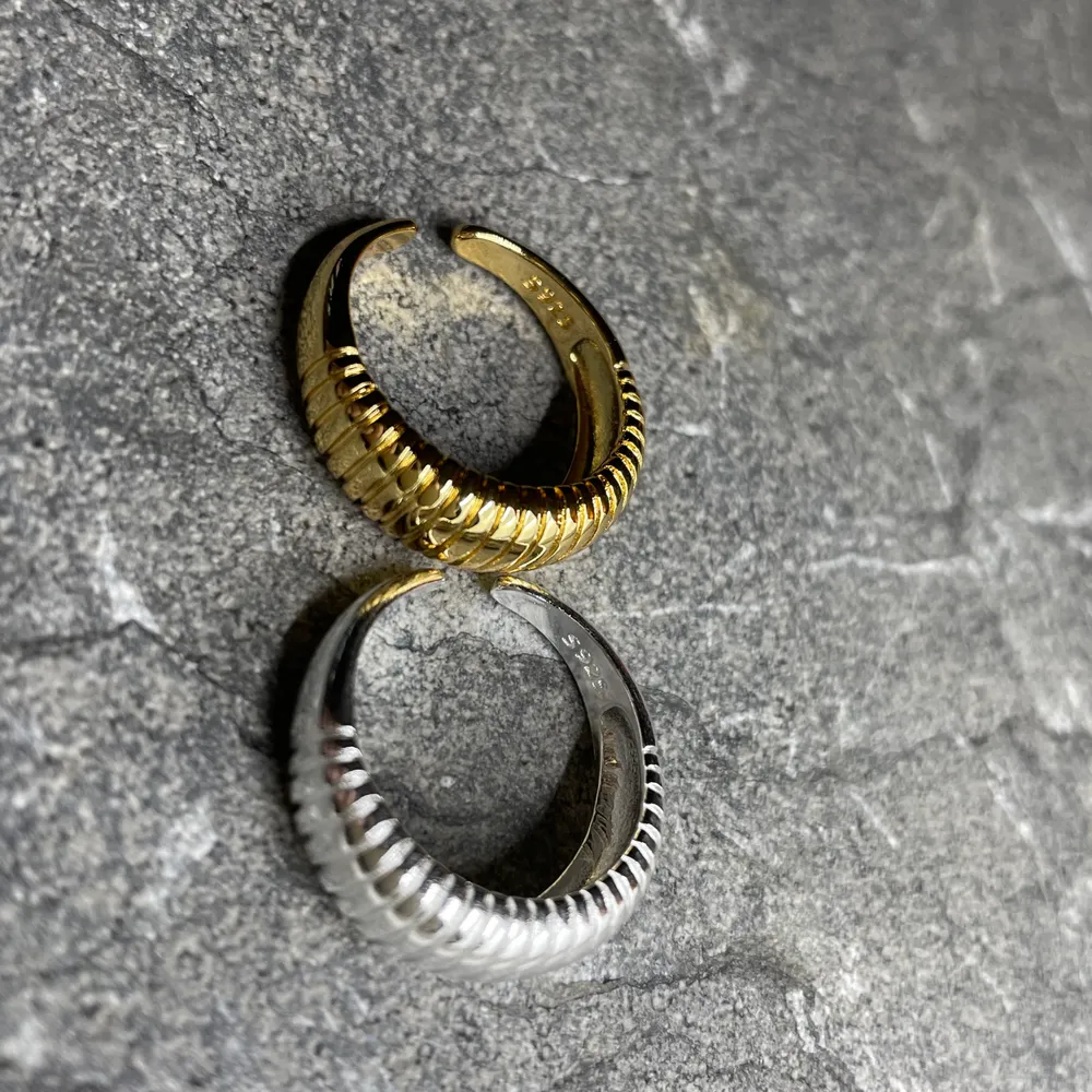 Säljer dessa snygga mönstrade ringar i s925 silver ⛓ Ringarna är töjbara och säljs i både silver och guld för 99 kr/ styck💛🤍 GRATIS FRAKT 📦 ✨. Accessoarer.