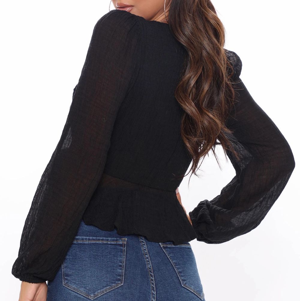Svart blus från fashionnova. ALDRIG ANVÄND, lappar finns fortfarande kvar (egna bilder skickas vid intresse). Säljes pga fel storlek. Storlek S: skulle passa en XS eller en liten S. Nypris: 250kr FRAKT TILLKOMMER. Det är en omlott blus så ha det i åtanke! . Blusar.
