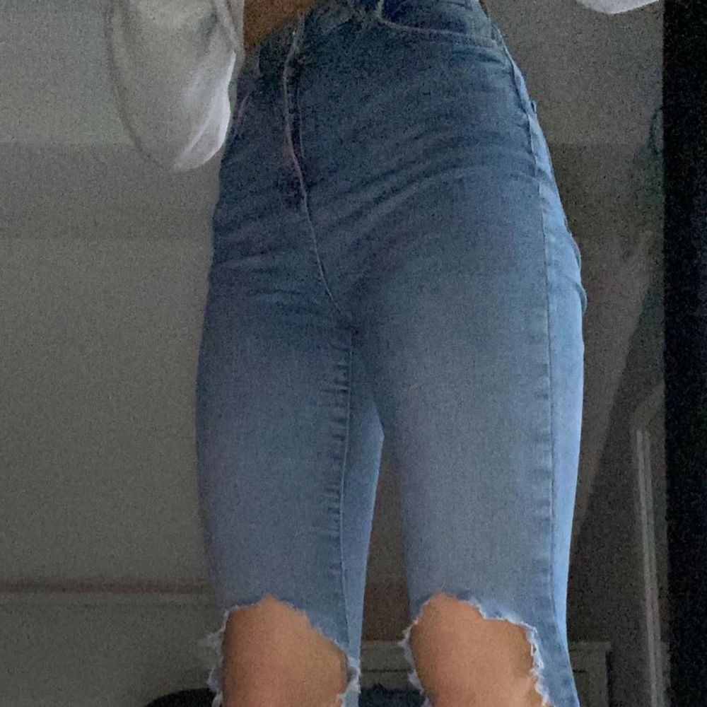 Jättefina och sköna jeans från Gina Tricot, använder inte längre tyvärr men sitter jättefint på rumpan och i midjan! Storlek 34 men dom passar mig jättebra och jag är 178cm lång och väger 60-65kg, stretchigt material. Om man köper dessa samt minst tre andra grejer från min sida blir frakten gratis 🤩. Jeans & Byxor.