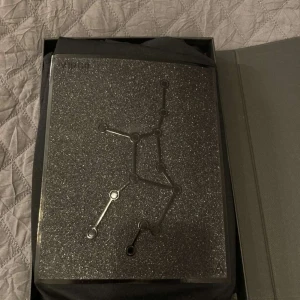 Limitato Virgo tshirt - Limitato tshirt med glittrigt virgo tryck. Fin kvalite samt skick, endast testad. Anledningen till att jag säljer denna fina tshirt är för att den är lite för stor. Den passar som en M-L. Äkthets bevis tillkommer. För mer bilder skriv till mig privat. 