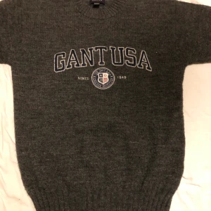 Gant sweater - Grå stickad GANT sweater i skönt material. Köpt i USA för ca 1000kr. Såå fin men kommer inte till användning:(