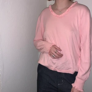 Rosa sweater med detaljer 🌸 - Oversized, Storleken är L men passar fint på S/M 🦩