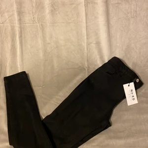 NA-KD jeans i storlek 38 - Svarta jeans från NA-KD. Helt nya! Kan komma överens om fraktsätt!