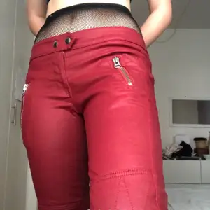 these low waisted, early 2000s pants from Isabel Marant x H&M are surely a bold statement piece. the red colour is very specific, probably carmelian, and the material has a certain 