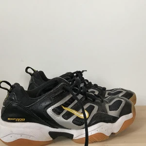 Nike Sneakers  - As häftiga Nike sneakers som tyvärr inte kommer till användning. Köpta nya för ungefär 3 månader sen och har använt den 1 gång, och väljer därför att sälja vidare dem. Köparen står för frakt och har ni frågor så är det vara att skriva 💛