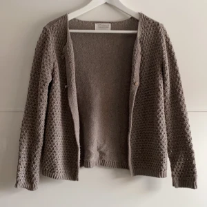 Kofta från zara - Zara kofta i beige grå färg. Storlek 13-14 år, 164cm