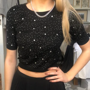 Zara topp - Jättesöt svart topp från Zara med silvriga stjärndetaljer. Kortare modell. Storlek S. 