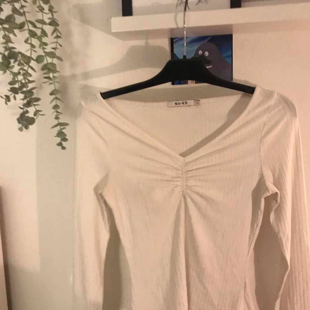 jätte fin vit tröja från NAKD. Säljer för jag inte andvänder längre. Det är en S men passar troligt på en M❤️ köparen står för frakt.. Toppar.