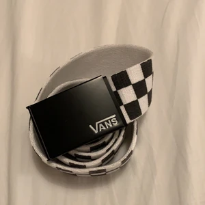 Vans Bälte - Helt nytt checkered vans bälte som aldrig använts. Säljer då det inte är min stil längre. Med inbyggd kapsylöppnare på själv metalldelen. Frakt tillkommer😊