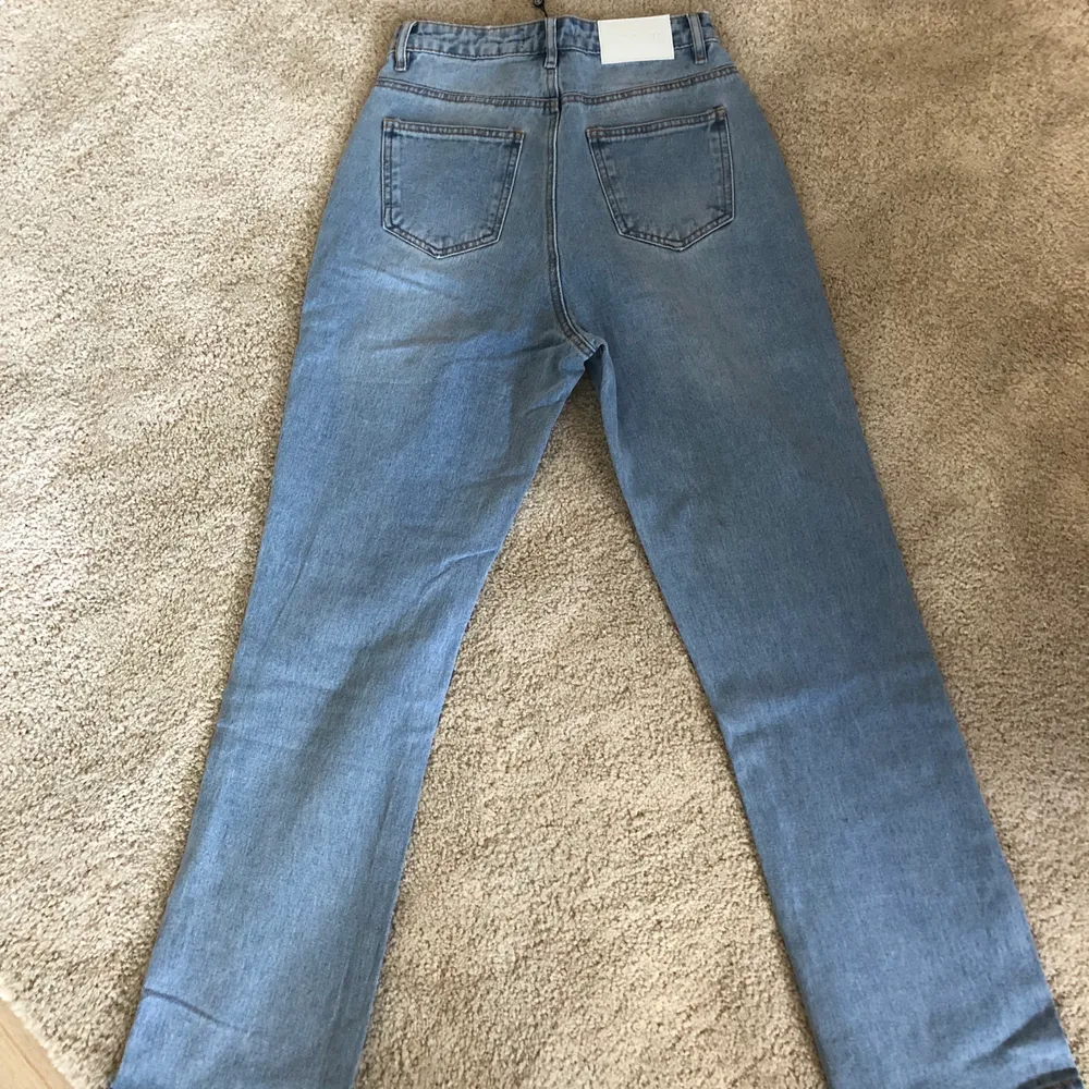 Oanvända jeans från missguided med slits vid anklarna. Stl 32 men mer 34. Säljes enbart då de är lite stora. Nypris: 560kr. Jeans & Byxor.