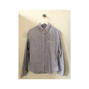 Skjorta  - Blåvitt, randig skjorta, jätteskön att ha på 🤍 