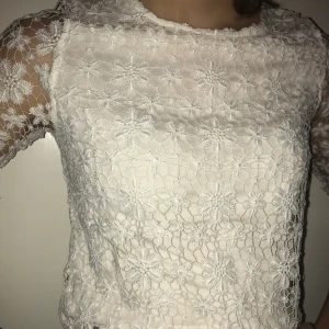 Blus/topp från topshop - Fin blus från topshop! Köpare står för eventuell frakt men pris kan diskuteras, hör av dig om du undrar något☺️