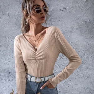 Beige tröja - GRATIS FRAKT  - En jättesöt tröja som är för liten för mig. Den är en storlek M men skulle snarare säga S då den är väldigt liten. Fråga gärna för mer bilder! Säljer för 80kr inklusive frakt 