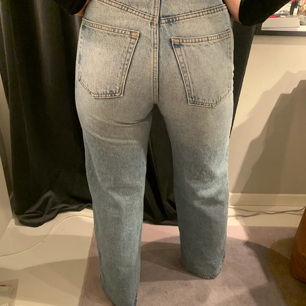 Säljer mina trendiga jeans från Monki. W27. Jeans & Byxor.