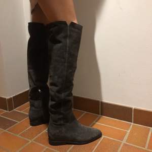 Ett par jätte coola knä boots med en liten shilklack som kommer från ASH och dem är HELT oanvända☺️ nypris: 3000👍🏻