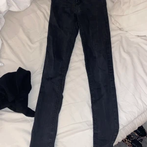 Svarta jeans - Ett par svarta slimjeans! Säljer pga för små för mig. Storlek XS. Fint skick!!💕