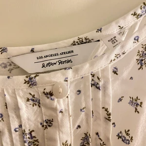 Långklänning från & other stories  - Supersöt långklänning från & other stories. Köpt förra sommaren och använd ett fåtal gånger 💙🌸✨ 