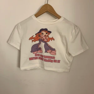 SUPER FIN BABYTEE - Jätte fin babytee med ballaste trycket! Passar till allt och har y2k vibes💞Aldrig använd!