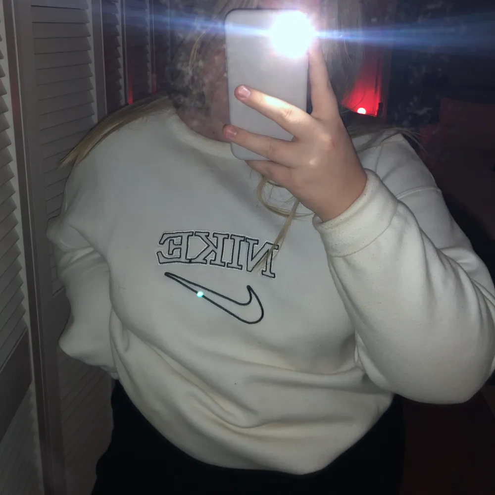 Säljer nu min snygga vita Nike sweatshirt!! Använd få gånger!! Osäker på en den är äkta, buda i kommentarerna och skriv privat för frågor💞 Budgivningen avslutas på onsdag 23:59!!. Tröjor & Koftor.