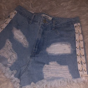 Shorts - Helt oanvänd HIGH RISE SHORTS från forever 21 helt nya, design från LA, de sitter väldigt fint men säljer för jag inte använder shorts alls💖