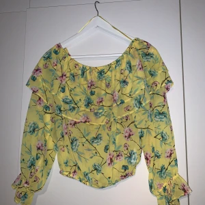 Blus strl 34 - Blus i strl 34 från Gina Tricot.