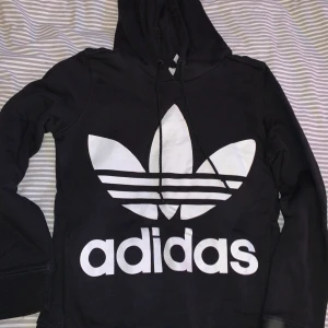 Hoodie strl S/XS - Hoodie i strl S/XS från adidas. Aldrig använt är som ny.