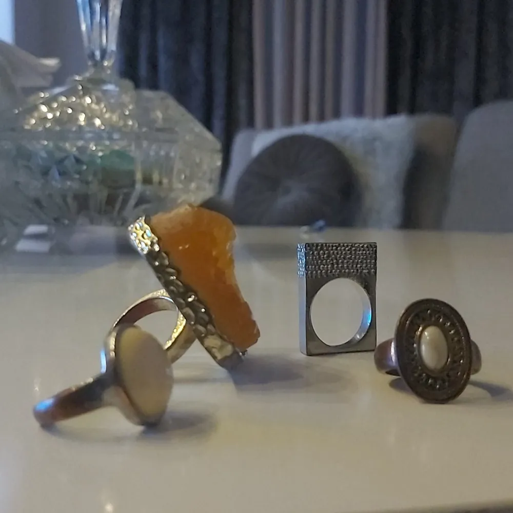 En väldigt fin klock-ring som är justerbar, tyvärr fungerar den inte men den kan komplementera andra ringar väldigt fint! Säljer även andra ringar om man är intresserad!🤍. Accessoarer.