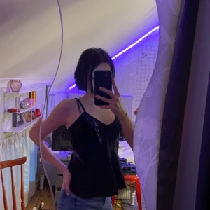 Linne - Säljer denna gulliga linnet pga inte min stil, ny skick och den är jätte skön att ha på sig, lite som rn klänning fast i en topp