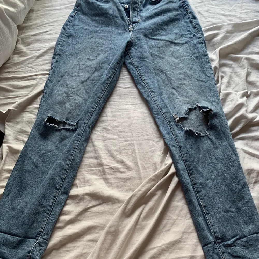 Säljer de här jeansen pga att jag aldrig har använt de, köpte de secondhand av en tjej på Depop. Storlek 36 men passar mig bra som är 38/40 då de är väldigt stretchiga. Dock en lite fläck på en bakfickan, kolla bild 3. Inköpta för 400kr, säljer för 250kr. Köparen står för frakten! Bara att skriva om det är några funderingar💞. Jeans & Byxor.