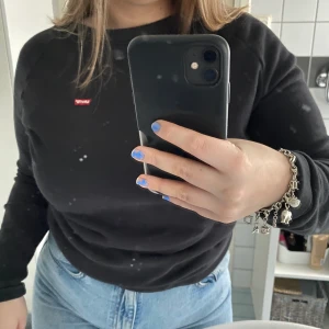 Levi’s sweatshirt  - Säljer denna sweatshirt ifrån Levi’s. Använd ett fåtal gånger. Köparen står för frakt💕