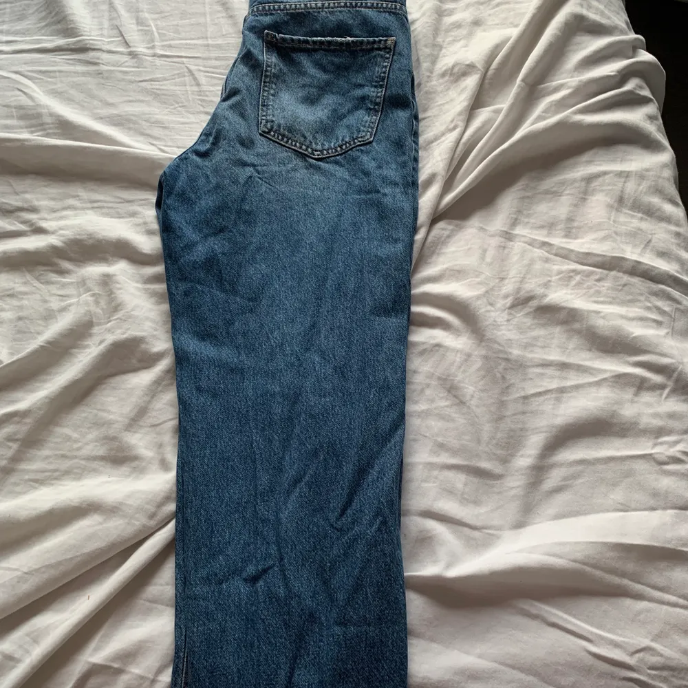 Säljer dessa suuuupersköna mom jeans från Gina då de är för små för mig numera. De är välanvända, dock inget som syns. Köpta för ca 500kr och säljs för 199kr exklusive frakt som köpare står för! Bara att skicka privat om du har frågor!💞. Jeans & Byxor.