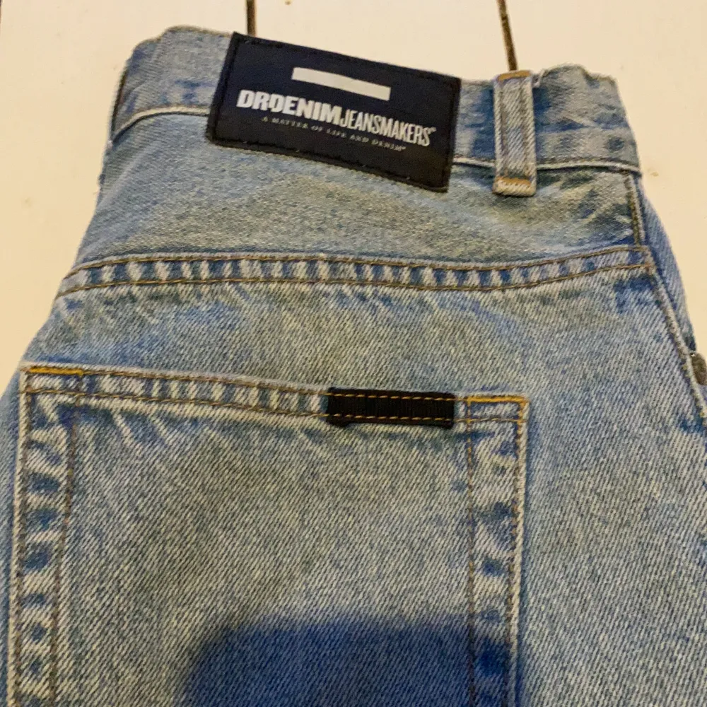 Storlek 27/32. Använda en del men i fint skick. Väldigt fin ljus denim färg. Köpta för ca 600 kr. Säljs pga att dom är för små. Köpare står för frakten. ⭐️. Jeans & Byxor.