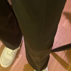 Svarta raka satin byxor - Svin snygga, raka satin byxor i svart. Säljer för dem inte har används något. Köparen står för frakten. Köptes för 1000 kr i Köpenhamn. Prutning går. Storlek 40 men sitter som 36/S. Skriv för fler bilder vid intresse.