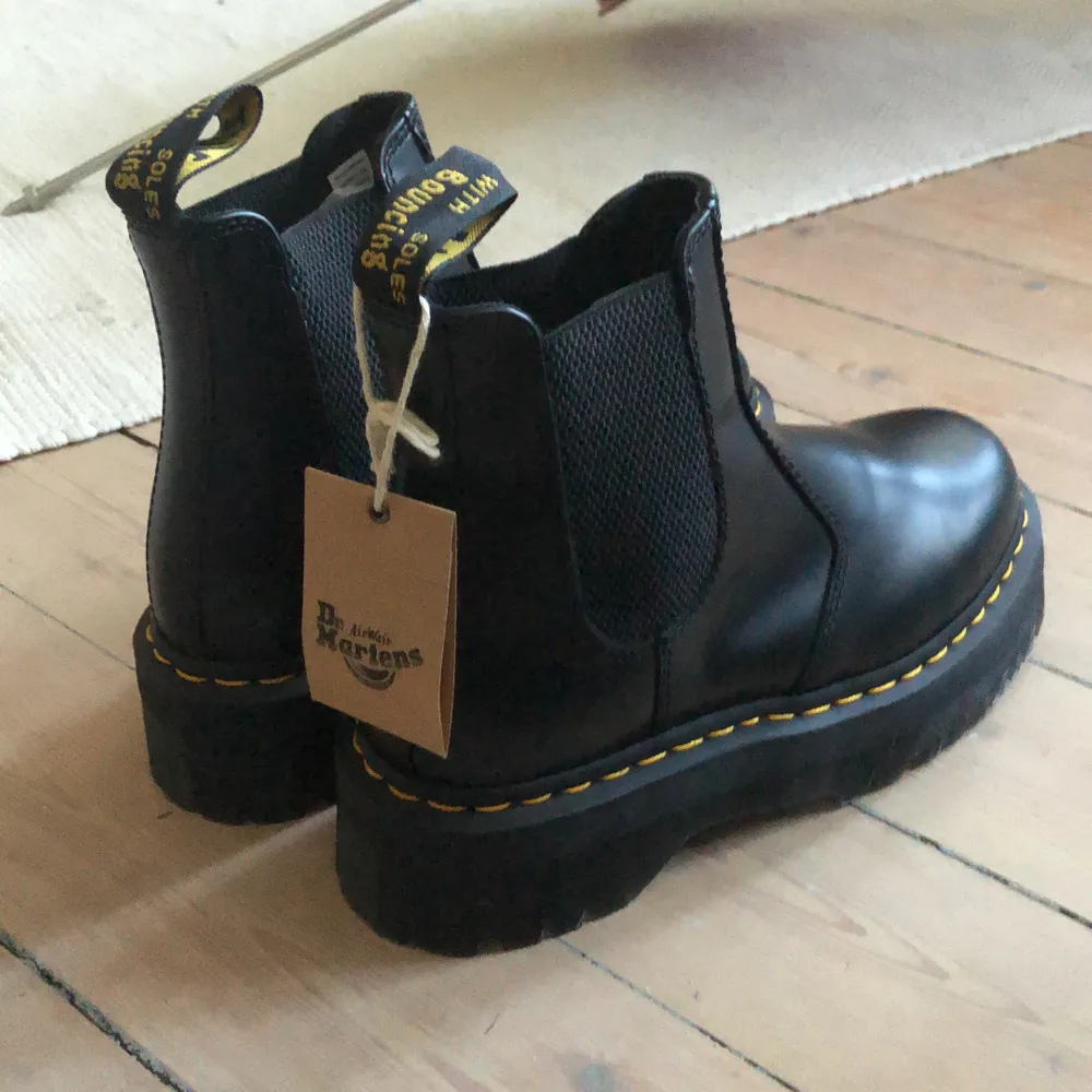 Jättesnygga dr. Martens som jag köpte i December, tyvärr var dom för små. Säljer dom hellre här än att skicka tillbaka dem pga frakten för retur (dr martens är baserat i nederländerna) så jag bjuder mycket hellre på frakt inom Sverige!  Dom är helt oanvända, endast testat en sko en gång och dom ligger fortfarande i orginallådan.. Skor.