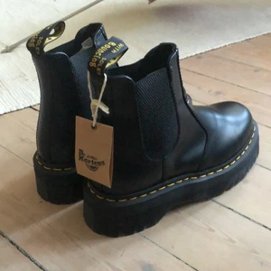 Dr. Martens Chelsea Platform - Jättesnygga dr. Martens som jag köpte i December, tyvärr var dom för små. Säljer dom hellre här än att skicka tillbaka dem pga frakten för retur (dr martens är baserat i nederländerna) så jag bjuder mycket hellre på frakt inom Sverige!  Dom är helt oanvända, endast testat en sko en gång och dom ligger fortfarande i orginallådan.