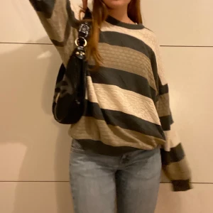 Randig tröja! - Randig tröja! Jag på bilden är S! Möts på söder🥰 frakt 62kr!❤️ budgivning om fler är intresserade. Jätte jätte liten fläck (se bild 3!)💕 