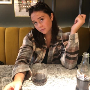 Rutig skjorta - Funderar på att sälja min fina rosa/vit/bruna skjorta i storlek M. Perfekt som jacka under de varmare månaderna men även som coverup inomhus❤️