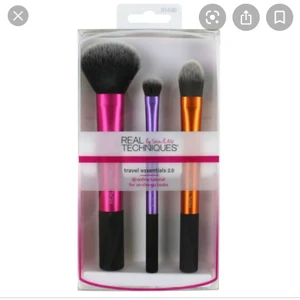 Real techniques - Säljer den rosa och orangea helt oanvända, den rosa är en multi-task brush och den orangea en essential foundation brush. Fodralet till borstarna medföljer om man köper alla som ett kit rosa-85kr orange- 65kr