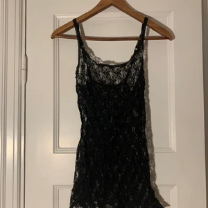 Transparent blommigt linne - Transparent spets svart blommigt linne (går att använda som miniklänning eller som linne till byxor) jättefint på!!! Storlek S