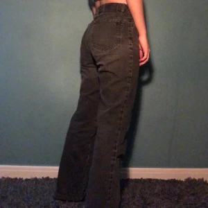 Raka svart-grå jeans - Supersnygga raka byxor i svart grå färg. Passar bra på mig som är 162cm och har 25 i midjan. Pris går att diskutera. Skriv för intresse och mer bilder 👌