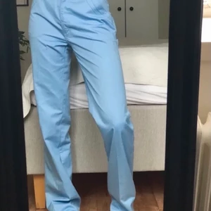 Blåa kostymbyxor ! - Ett par superduper fina babyblå kostymbyxor jag köpte här på plick, tyvärr överskattade jag själv och dem va för små 🤠 står storlek 40, men skulle säga att dem är ca. 36 ! 🥰 köparen står för frakt, fråga om mått eller vad som helst  (lånade bilder från förra säljaren) hon på bilden är alltså 175 cm lång, så dem är rätt långa men går ju alltid att su in eller vika upp om man skulle vilja korta ner🥰 pris kan alltid diskuteras 