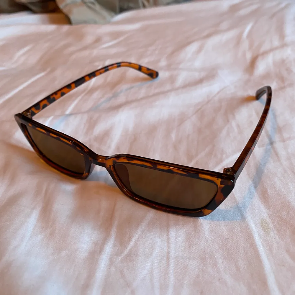 Supersnygga och trendiga solglasögon i tortoisemönster!! Helt oanvända & priset är inkl frakt!!. Accessoarer.