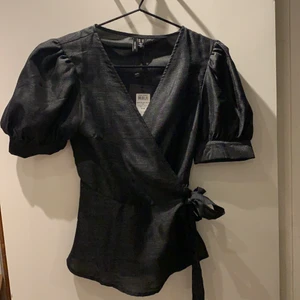 Blus - Blus från Vera Moda i storlek M. Aldrig använd och har prislapp kvar. Köpt för 230kr och säljer för 150kr