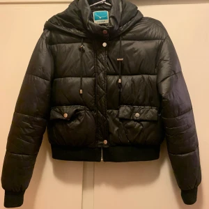 Dunjacka i storlek 34 - Svart, kort dunnjacka i storlek 34 från Twintip köpt på Zalando. Jackan är i väldigt fin skick. Använd endast några gånger. Nypriset ligger på runt 700 kr.