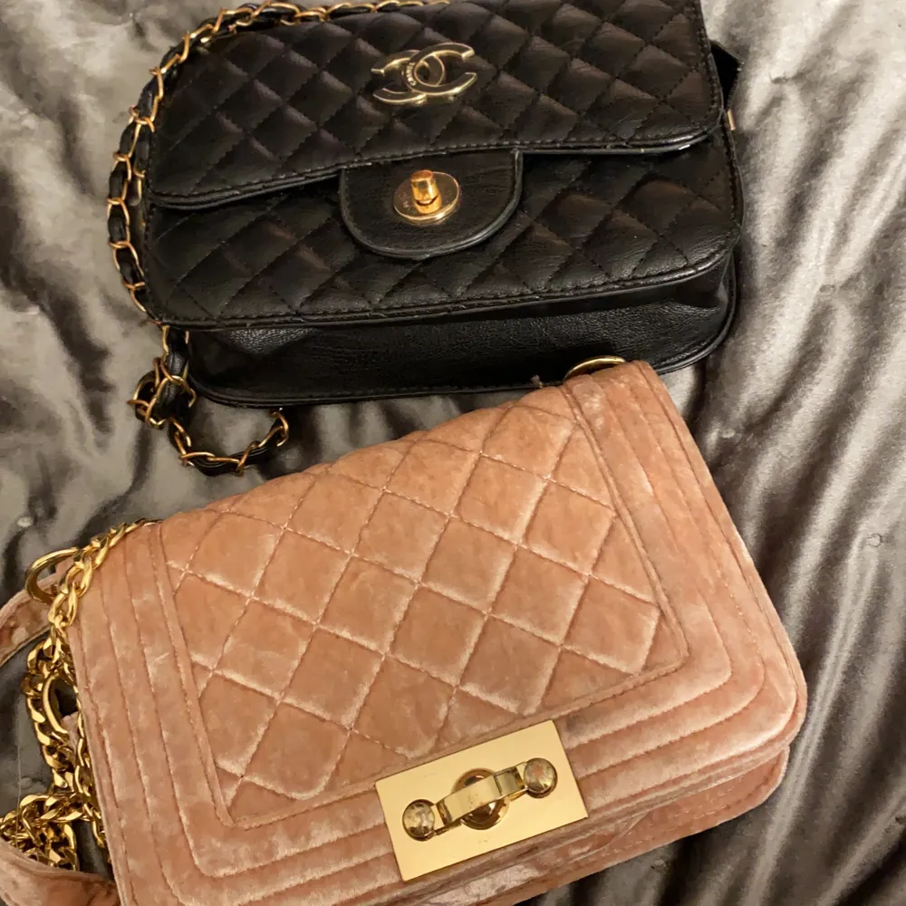 Chanel väskan är såld men den rosa från Gina finna kvar hör av dig för fler bilder . Väskor.